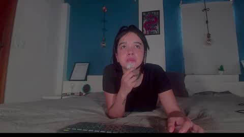 Snapshot of ariana_whitee chatting on 11.17.25 ariana_whitee online show from 11.17.25