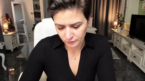 Snapshot of arianasage_ chatting on 01.04.25 Ana online show from 01.04.25