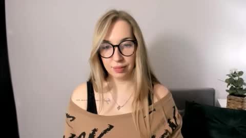 Snapshot of ariaswan chatting on 03.20.26 Aria online show from 03.20.26