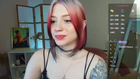 Snapshot of arielabradberry chatting on 11.06.25 Ariel online show from 11.06.25