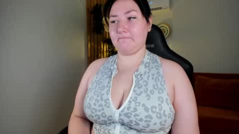 Snapshot of arivoss chatting on 05.22.26 AriVoss online show from 05.22.26