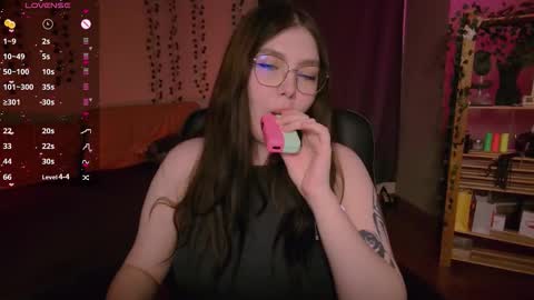 Snapshot of arizonaa_muse chatting on 11.10.25 Astrid online show from 11.10.25