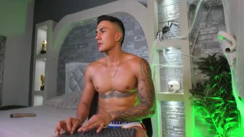 Snapshot of aron_bolt chatting on 10.26.25 ARON BOLT online show from 10.26.25