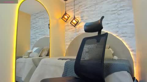 Snapshot of aron_bolt chatting on 11.08.25 ARON BOLT online show from 11.08.25