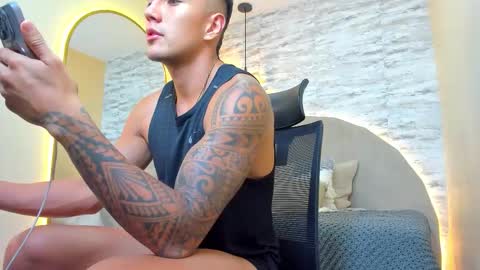 Snapshot of aron_bolt chatting on 11.09.25 ARON BOLT online show from 11.09.25