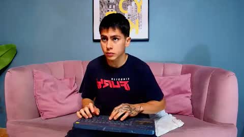 Snapshot of aron_pulse chatting on 02.25.26 aron_pulse online show from 02.25.26