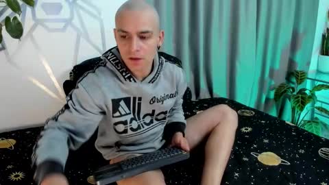 Snapshot of aron_santoro1 chatting on 01.04.25 Aron Santoro online show from 01.04.25