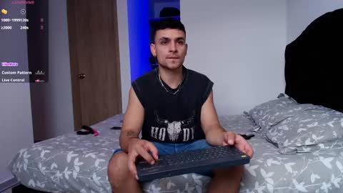 Snapshot of aron_santoro1 chatting on 12.18.25 Aron Santoro online show from 12.18.25