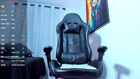 Snapshot of aronvillegas chatting on 10.08.25 online show from 10.08.25