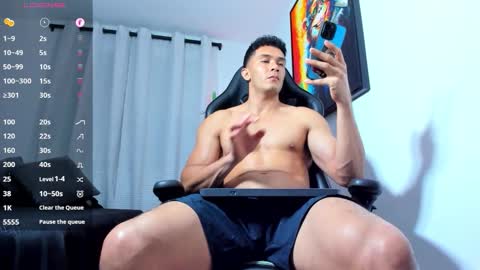 Snapshot of aronvillegas chatting on 10.09.25 online show from 10.09.25