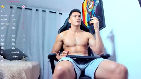 Snapshot of aronvillegas chatting on 11.19.25 online show from 11.19.25