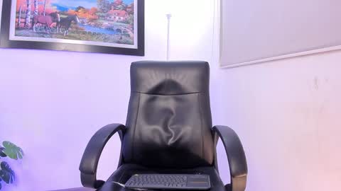 Snapshot of aroon_connor chatting on 01.05.25 online show from 01.05.25