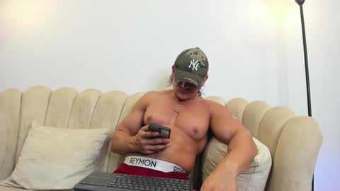 Snapshot of aroon_connor chatting on 10.02.25 online show from 10.02.25