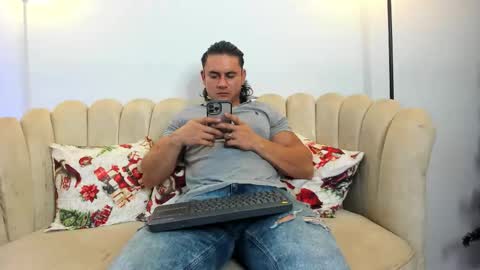 Snapshot of aroon_connor chatting on 11.28.25 online show from 11.28.25