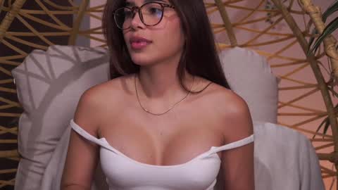 Snapshot of artemia_ chatting on 02.05.25 Amanda online show from 02.05.25