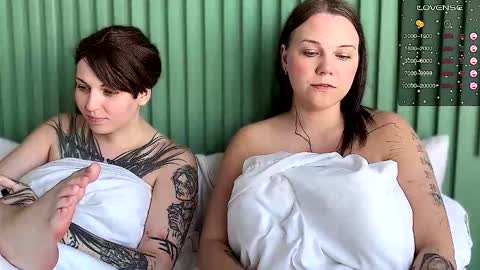 Arya brunett and Cassie blond online show from 09.20.25