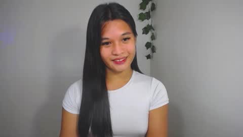 Snapshot of asian_yannie chatting on 11.26.25 Yan online show from 11.26.25