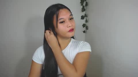 Snapshot of asian_yannie chatting on 12.04.25 Yan online show from 12.04.25