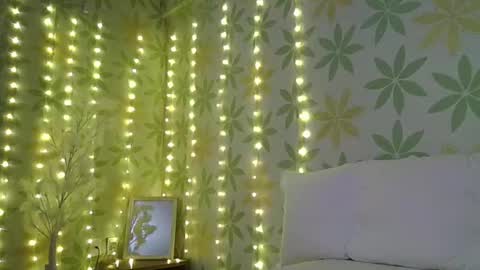 Snapshot of asianshiny chatting on 02.14.25 Alice online show from 02.14.25