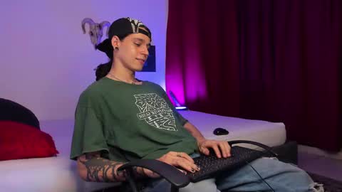 Snapshot of asmodeuszz chatting on 02.14.25 asmodeuszz online show from 02.14.25