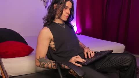 Snapshot of asmodeuszz chatting on 02.15.25 asmodeuszz online show from 02.15.25