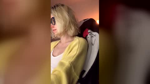 Snapshot of asya_new chatting on 12.21.25 asya_new online show from 12.21.25