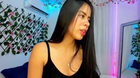 Snapshot of atenea_kros chatting on 02.05.25 Atenea online show from 02.05.25