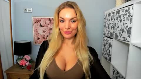 Snapshot of aullorasensual chatting on 12.13.24 AulloraSensual online show from 12.13.24