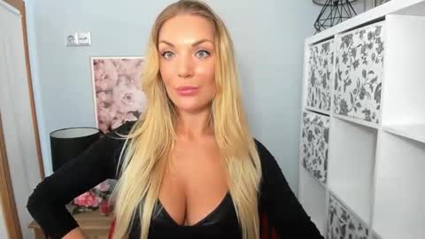 Snapshot of aullorasensual chatting on 01.19.25 AulloraSensual online show from 01.19.25