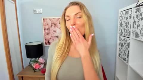 Snapshot of aullorasensual chatting on 02.16.25 AulloraSensual online show from 02.16.25