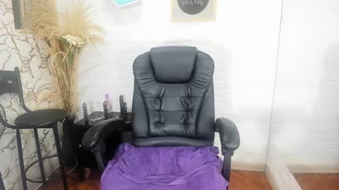 Monii Yi online show from 02.24.25