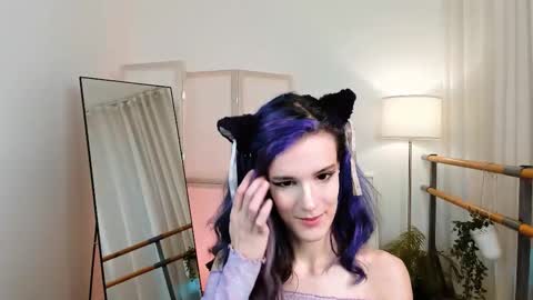 Snapshot of auralana chatting on 11.30.25 Lana online show from 11.30.25