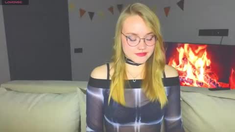 Snapshot of aurora_golden chatting on 12.05.24 Kate online show from 12.05.24