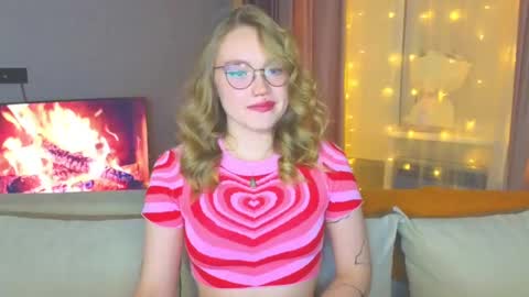 Snapshot of aurora_golden chatting on 12.19.24 Kate online show from 12.19.24