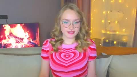 Snapshot of aurora_golden chatting on 12.19.24 Kate online show from 12.19.24