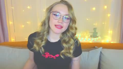 Snapshot of aurora_golden chatting on 02.04.25 Kate online show from 02.04.25