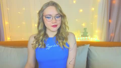 Snapshot of aurora_golden chatting on 02.09.25 Kate online show from 02.09.25