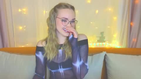 Snapshot of aurora_golden chatting on 02.12.25 Kate online show from 02.12.25