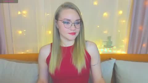 Snapshot of aurora_golden chatting on 02.15.25 Kate online show from 02.15.25