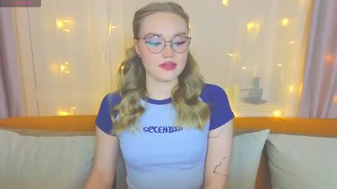 Snapshot of aurora_golden chatting on 02.18.25 Kate online show from 02.18.25