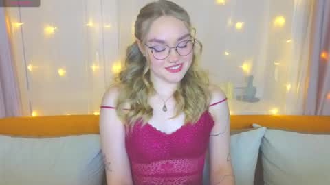 Snapshot of aurora_golden chatting on 03.04.25 Kate online show from 03.04.25