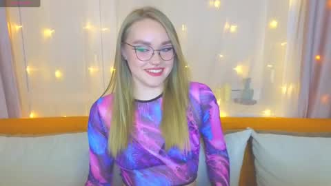 Snapshot of aurora_golden chatting on 03.06.25 Kate online show from 03.06.25