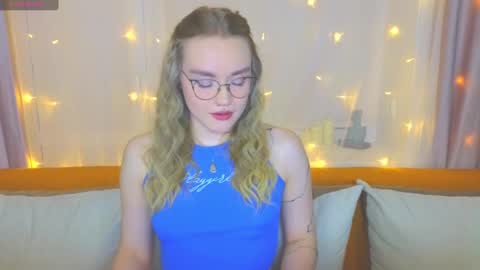 Snapshot of aurora_golden chatting on 03.07.25 Kate online show from 03.07.25