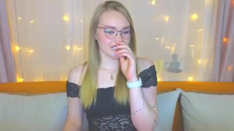 Snapshot of aurora_golden chatting on 03.12.25 Kate online show from 03.12.25