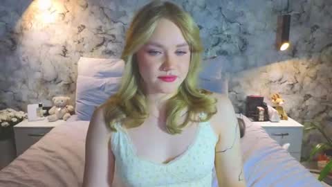 Snapshot of aurora_golden chatting on 11.10.25 Kate online show from 11.10.25