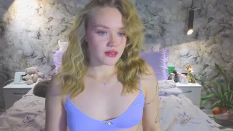 Snapshot of aurora_golden chatting on 11.27.25 Kate online show from 11.27.25