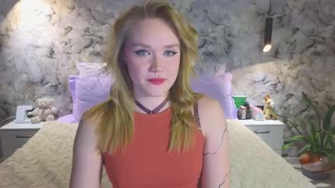 Snapshot of aurora_golden chatting on 11.28.25 Kate online show from 11.28.25