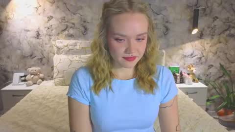 Snapshot of aurora_golden chatting on 11.29.25 Kate online show from 11.29.25