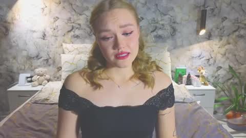 Snapshot of aurora_golden chatting on 12.01.25 Kate online show from 12.01.25