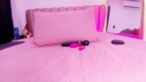 auroraa_miller online show from 12.18.25